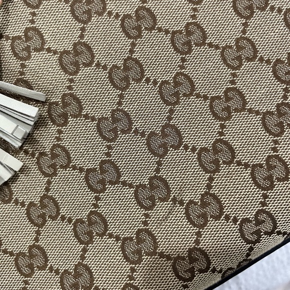 Authentic Gucci Emily Flap Chain Purse. - Picture 4 of 8